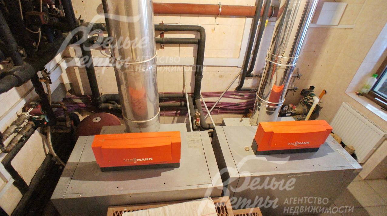 Дом отапливают два газовых котла VIESSMANN с электронными блоками управления, взаимно заменяемые.