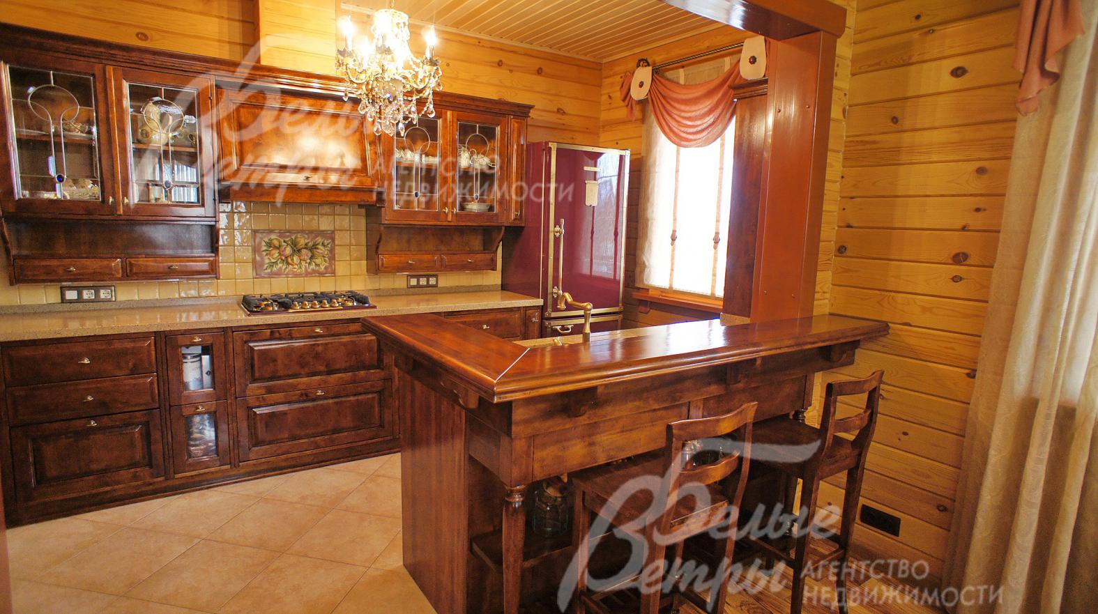 Очень красивая в стиле Антик кухня и столовая мебелью ARCA (Италия), ручной работы, с "червоточинками"