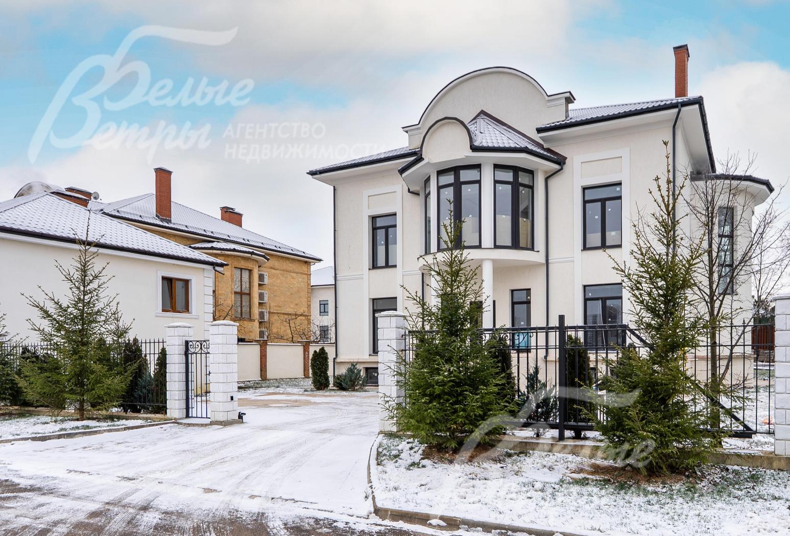 Забор вокруг участка гармонично сочетается с архитектурой дома