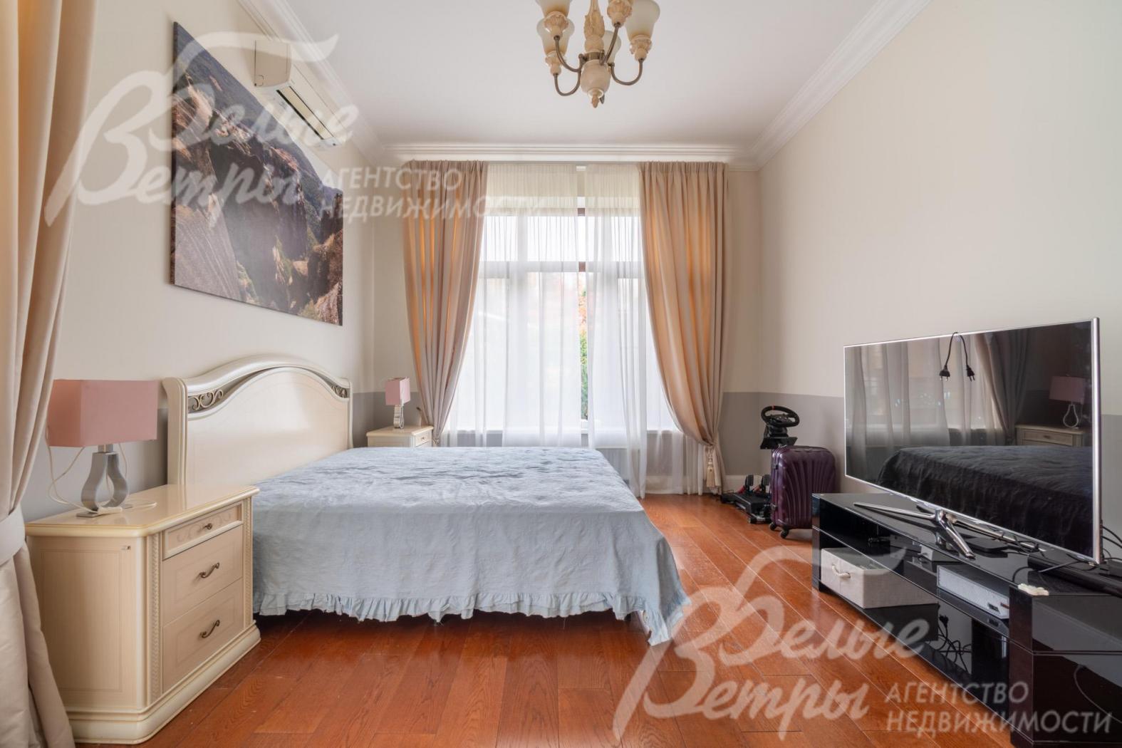 Стены окрашены, на полу - паркет из массива дуба с подогревом