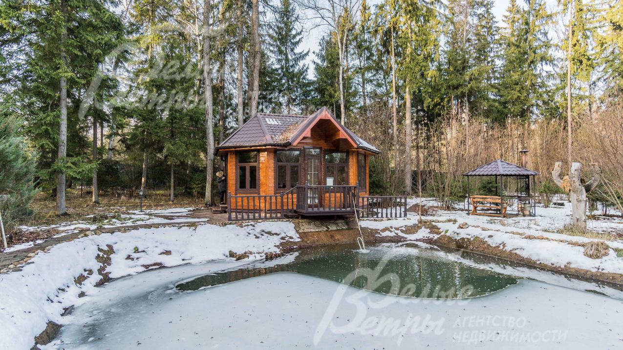 Беседка рыбака у пруда с карпами