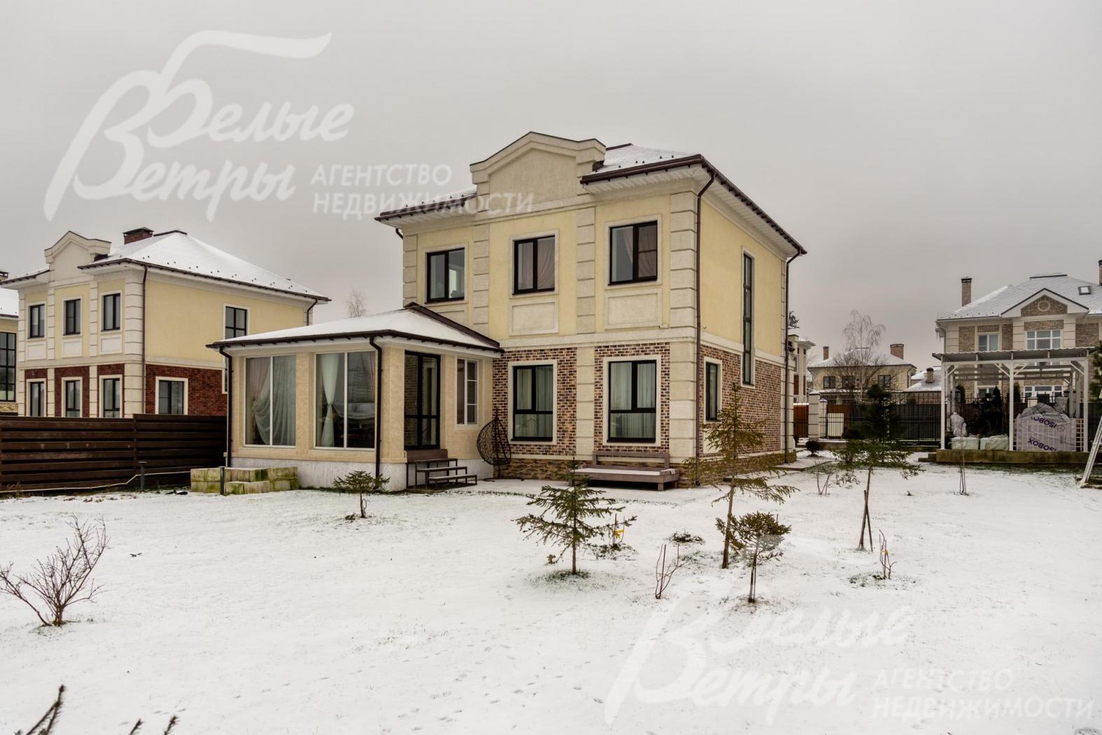 Дом стоит на благоустроенном ухоженном прямоугольном участке