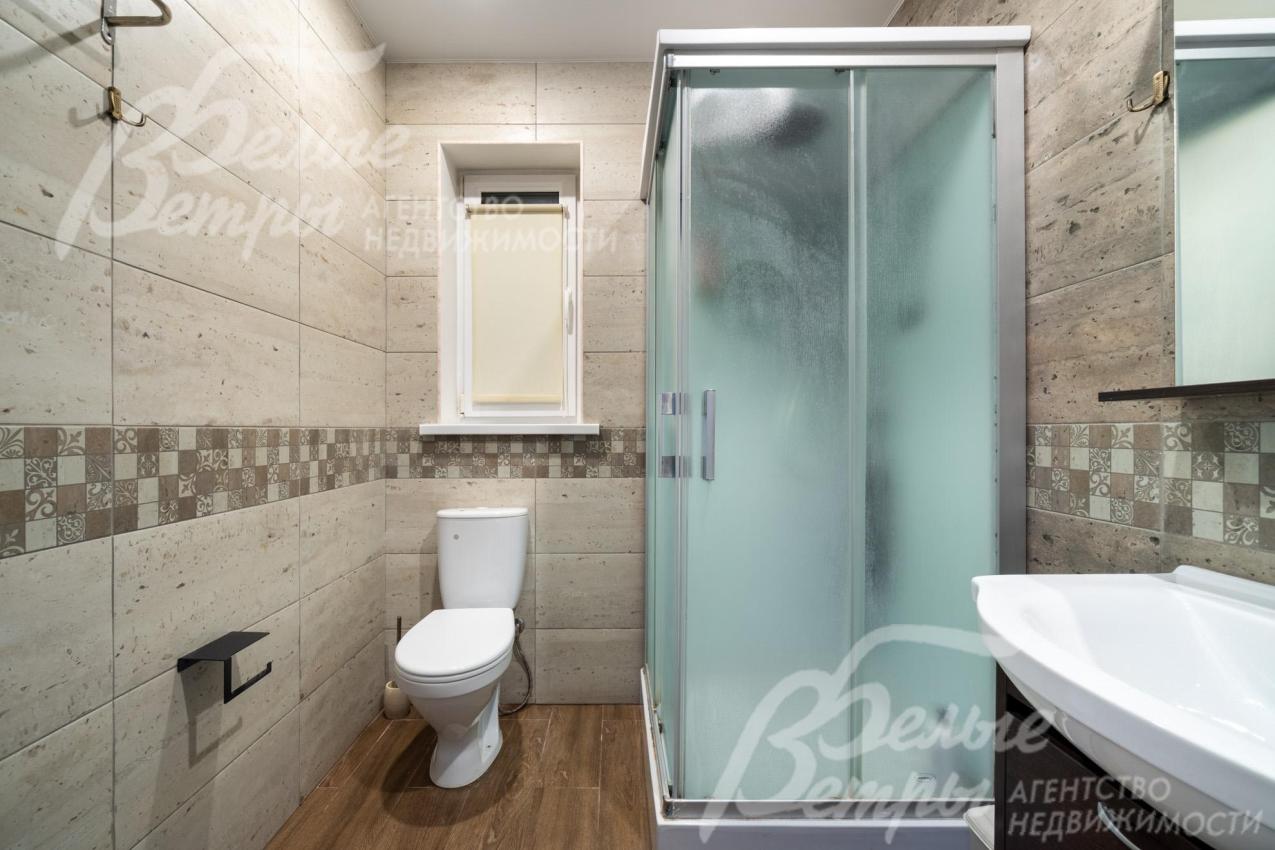 Санузел на первом этаже с душевой: во всех санузлах установлена качественная сантехника