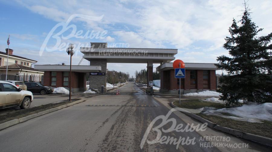 На въезде в поселок расположен контрольно-пропускной пункт со шлагбаумом, оборудованный системой сканирования номеров. Охрана вооруженная, 3 уровня (индукционный кабель по периметру посёлка, оптические датчики и круглосуточное видеонаблюдение).