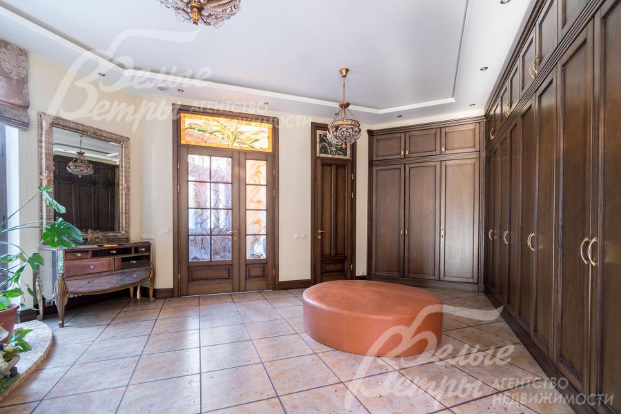 Просторный холл с системой хранения