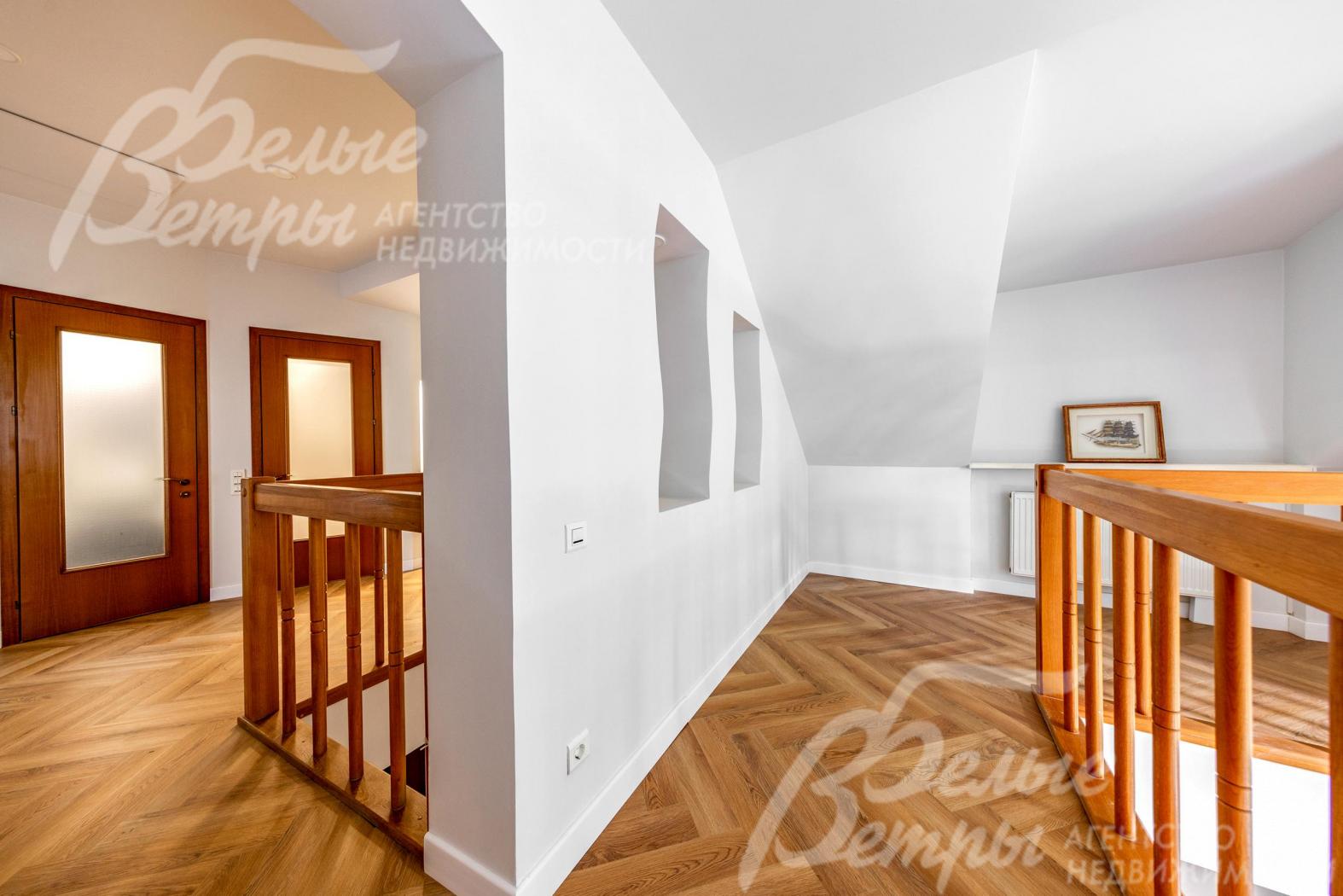 Пространство холла второго этажа дополнено галереей (со вторым светом и видом на гостиную)