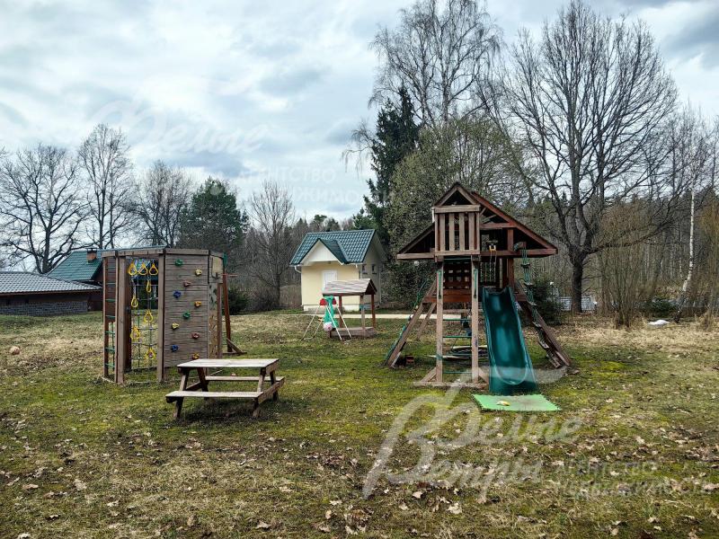 Детская игровая зона на территории поселка.