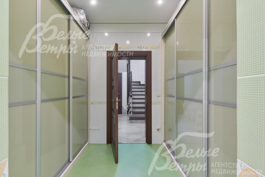 Удобная функциональная кладовая на цокольном этаже