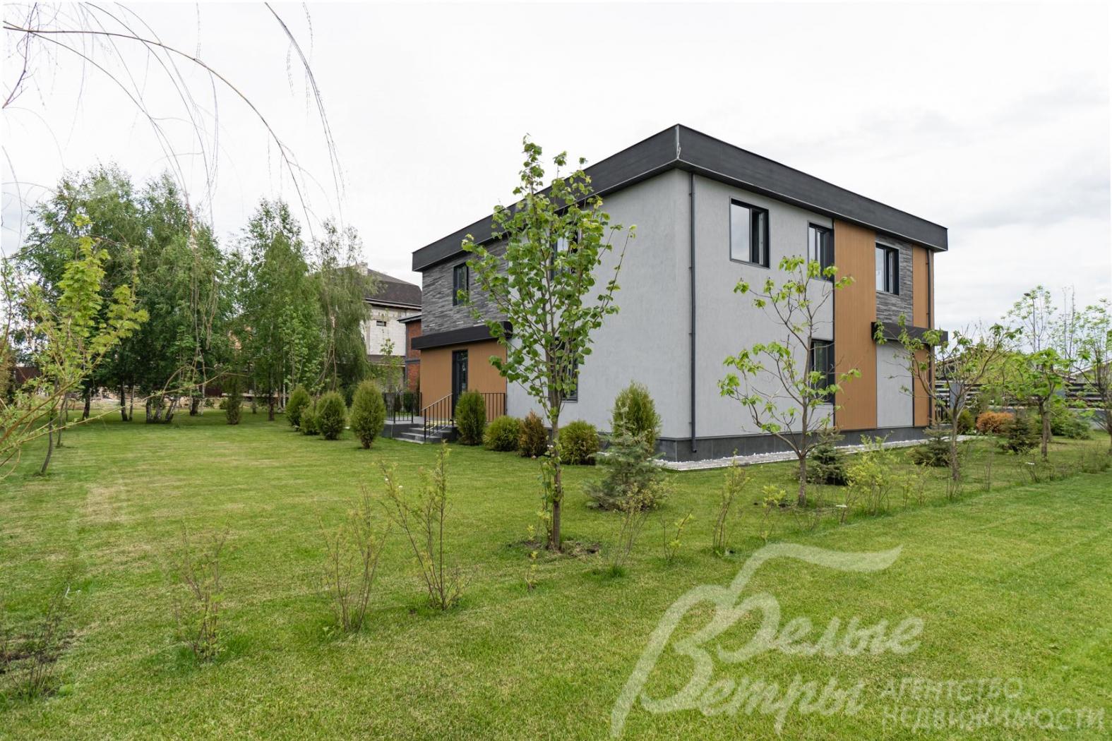 высажены некоторые деревья и кустарники, в том числе ели, пихты, березы, клены