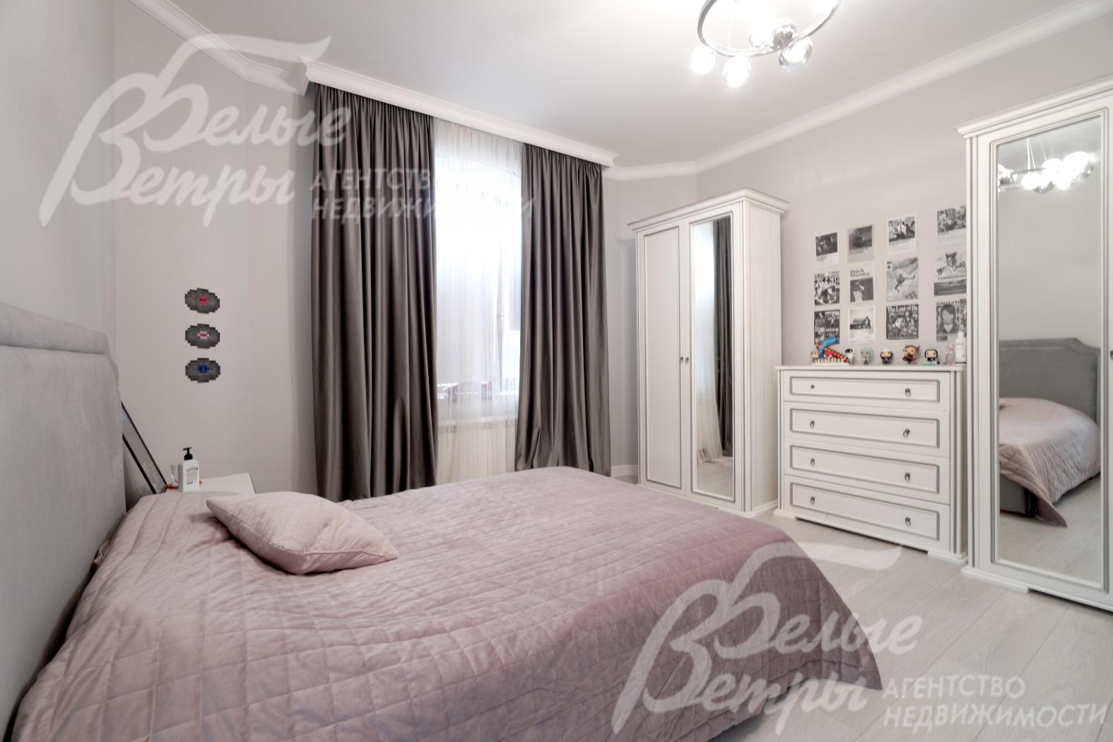 Одна из спален на 2-м этаже с молочных оттенках с зеркальными шкафами и комодом