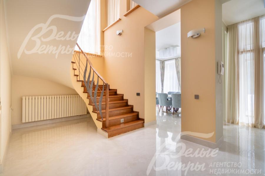 Удобная лестница со ступенями из массива ореха с подсветкой