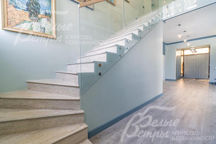 Лестница монолитная широкая, ступени отделаны керамогранитом (Испания), поручни из дуба и ограждение из двойного закаленного стекла