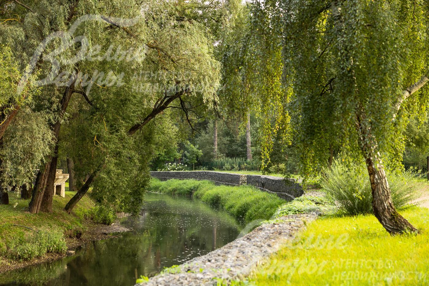 Набережная летом в поселке Усадьба Бергов