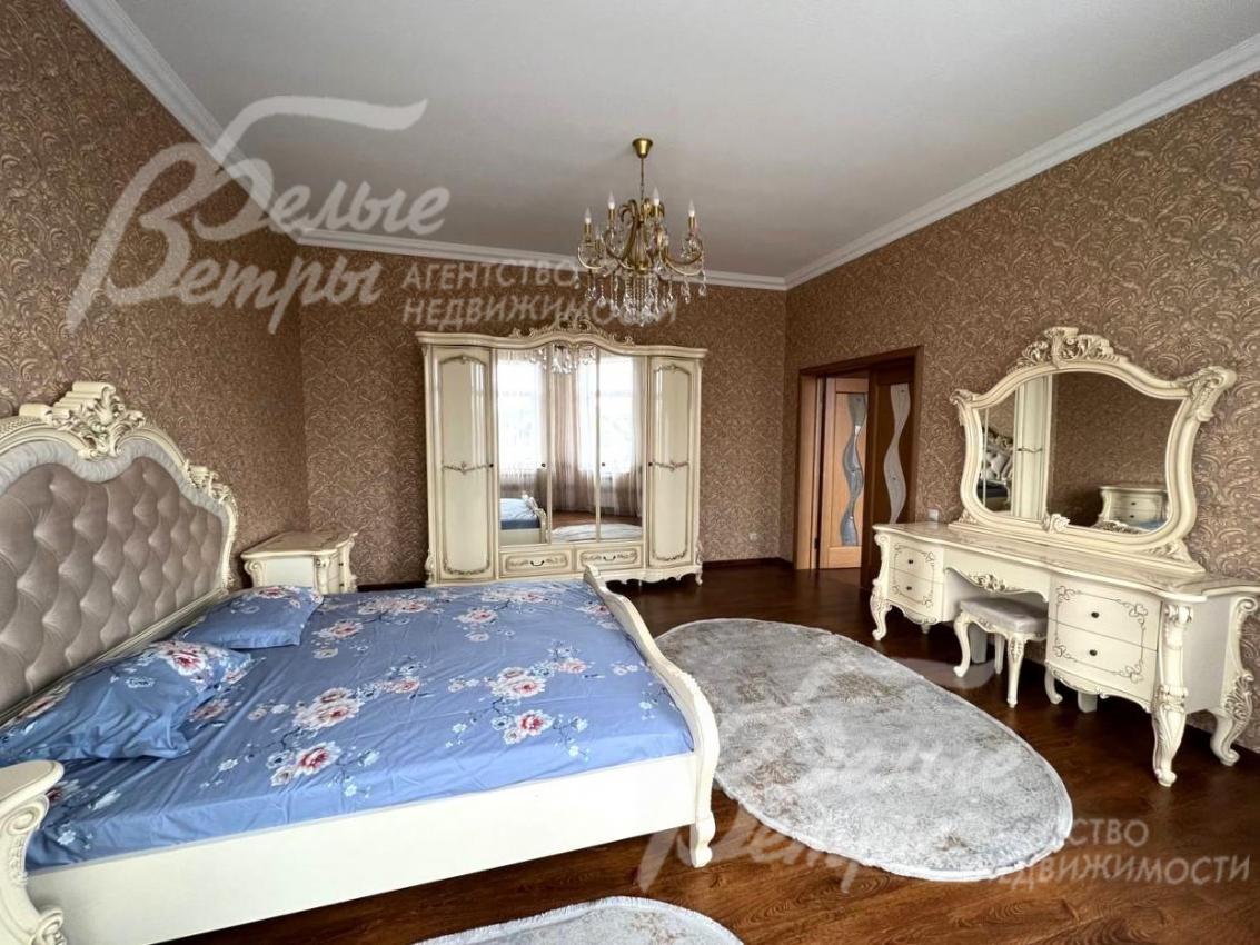 В мастер-спальне мебель в классическом стиле.