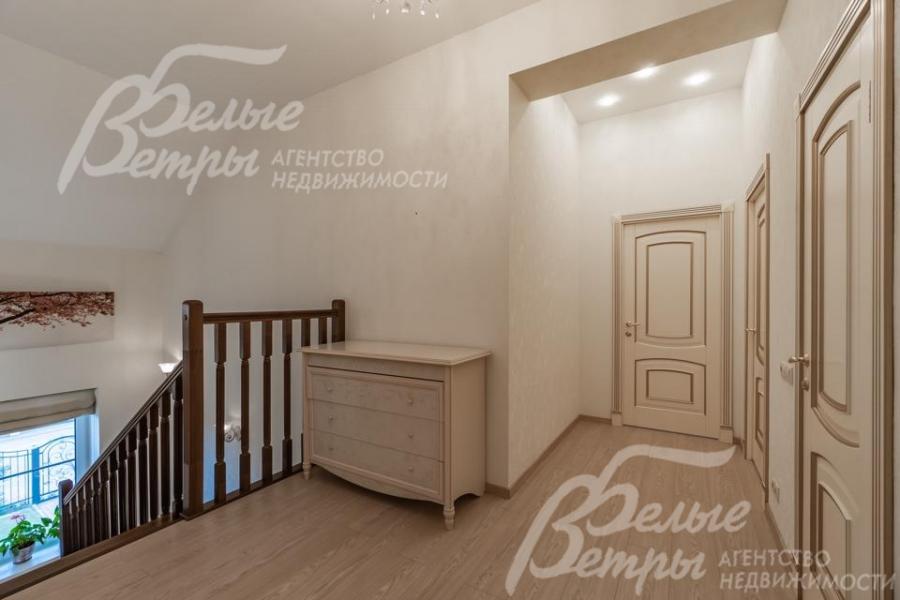 На полу ламинат KRONOTEX