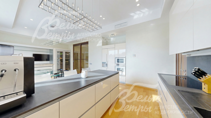 Кухонный гарнитур дополнен всей необходимой техникой бренда Gaggenau