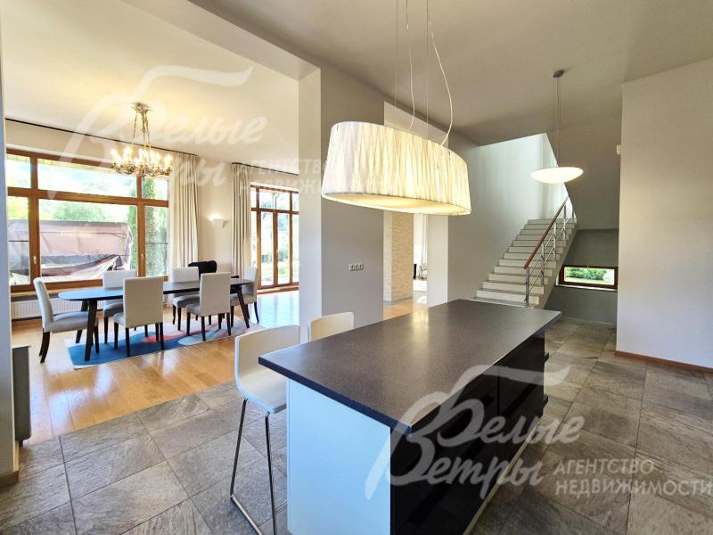 Остров с барной стойкой в кухне.