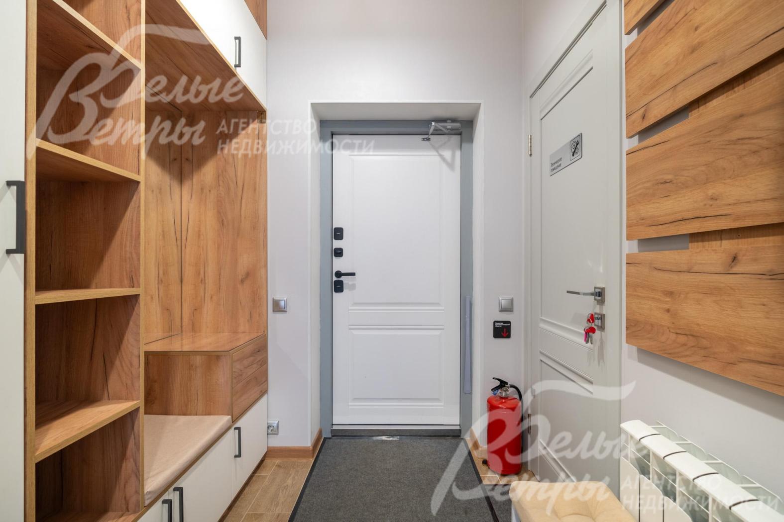 Прихожая-холл оснащена удобным шкафом с вешалкой и полками (слева - вход в санузел)