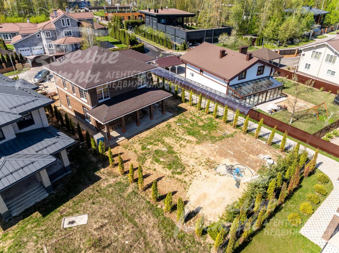 Дом с участком расположен у въезда коттеджный посёлок с центральными коммуникациями