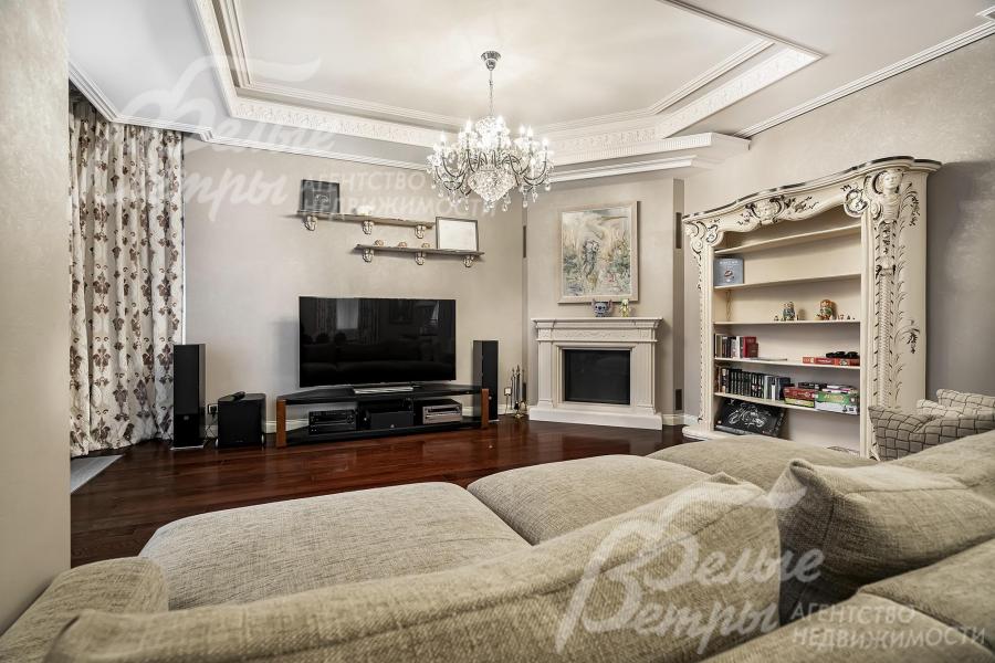 Просторная светлая гостиная с камином