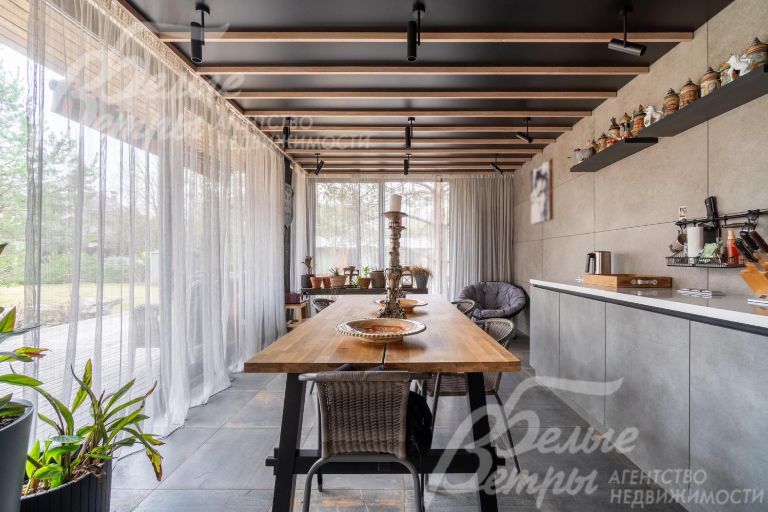 Беседка оснащена сдвижным остеклением и солнцезащитной маркизой