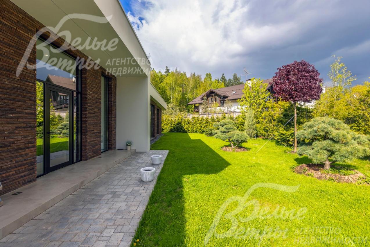 На участке выполнен ландшафтный дизайн.