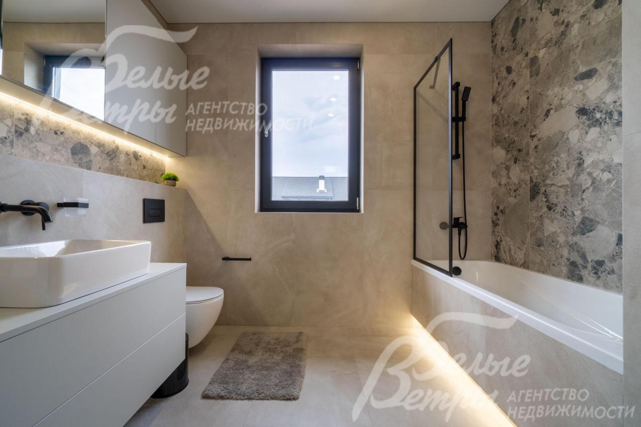 Во всех санузлах дома - окна