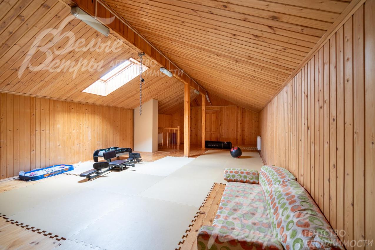 В "детском" блоке на втором этаже есть игровая: её интерьер выполнен в стиле мансарды — обшитые вагонкой стены и скошенный потолок придают помещению особый уют
