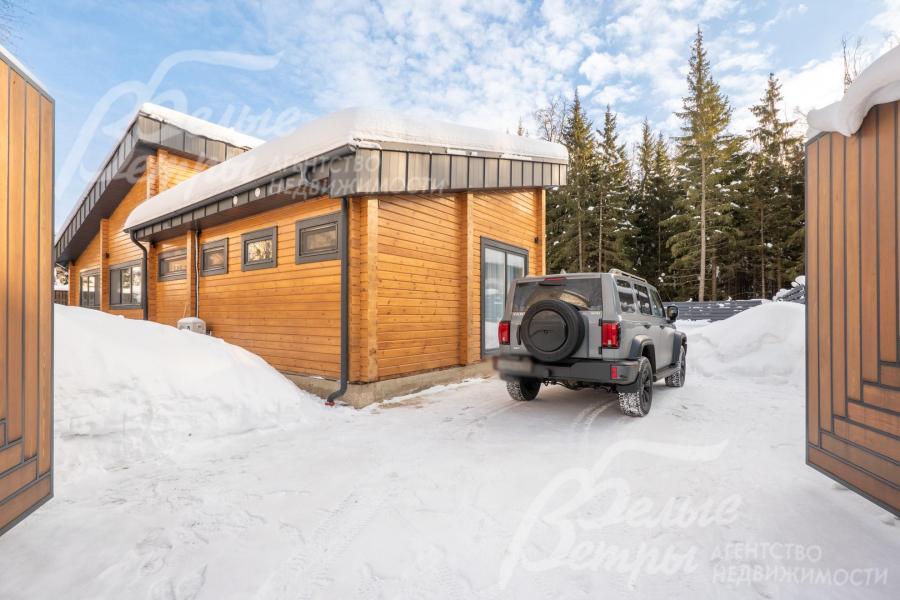 Въезд оборудован распашными воротами. По периметру установлен деревянный забор в стиле горизонтального «штакетника» из доски на металлических столбах с бетонным основанием