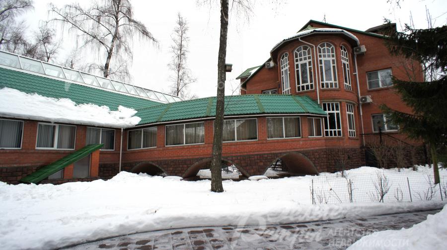 Светлая галерея соединяет жилой дом и здание бассейна