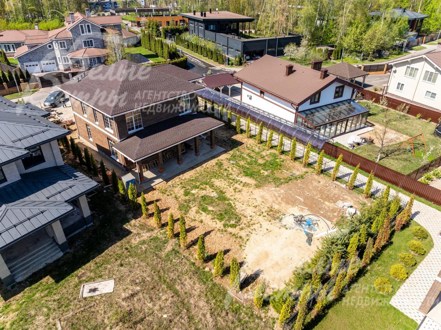 Дом с участком расположен у въезда коттеджный посёлок с центральными коммуникациями