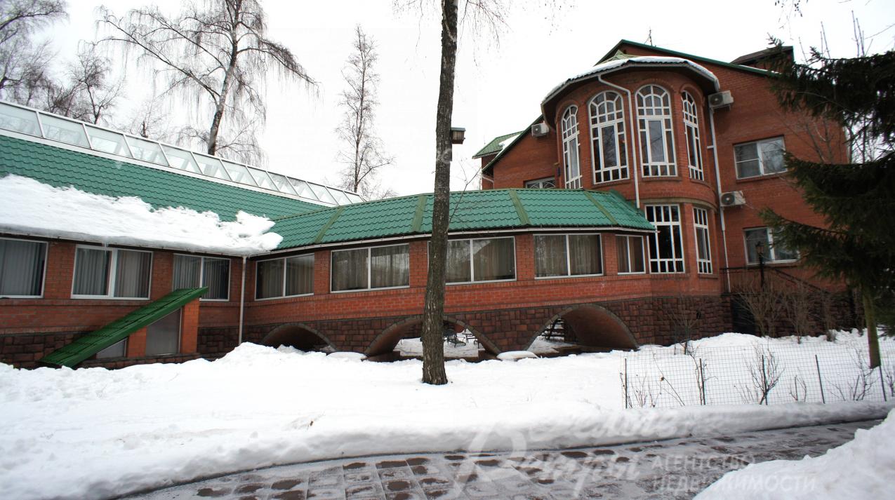 Светлая галерея соединяет жилой дом и здание бассейна