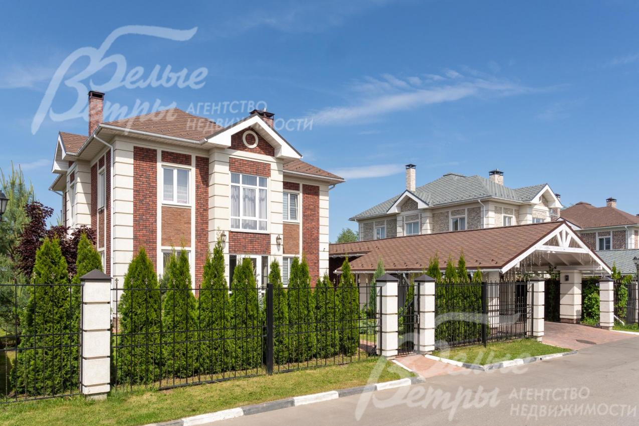 Участок находится в коттеджном посёлке, выстроенном в едином стиле (архитектура домов, заборы),с большими детской и спортивной площадками