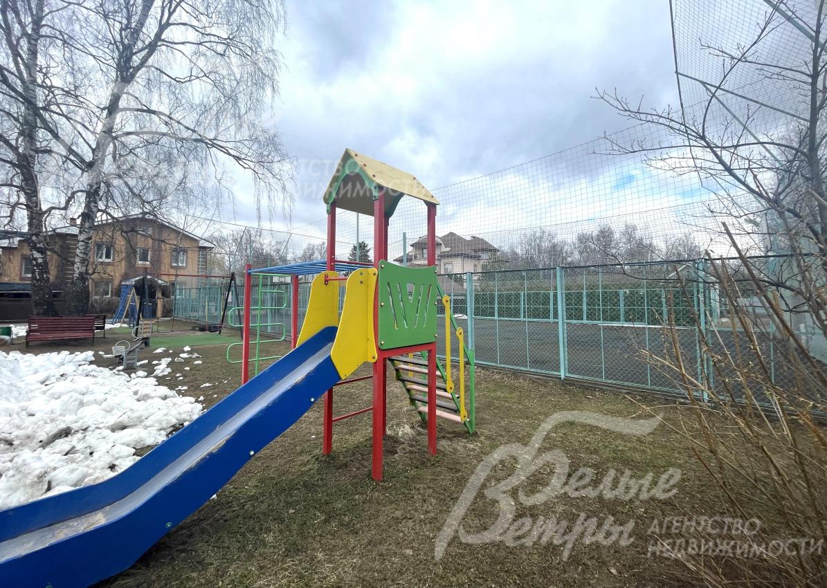 Детская и спортивная площадки в поселке