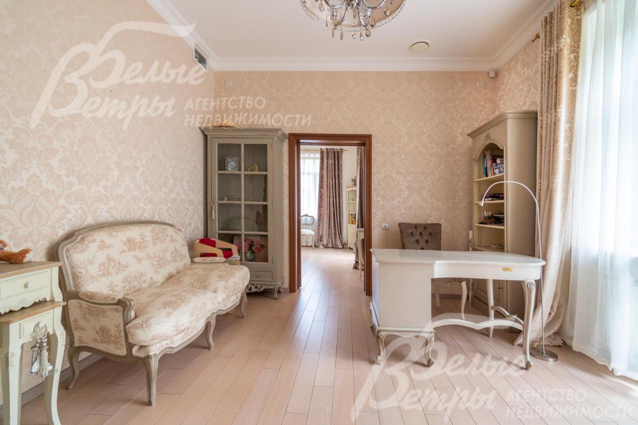 Кабинет на втором этаже с диваном