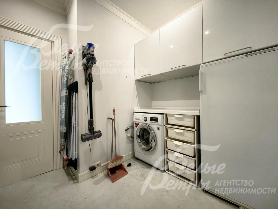 Вместительная морозильная камера в прачечной