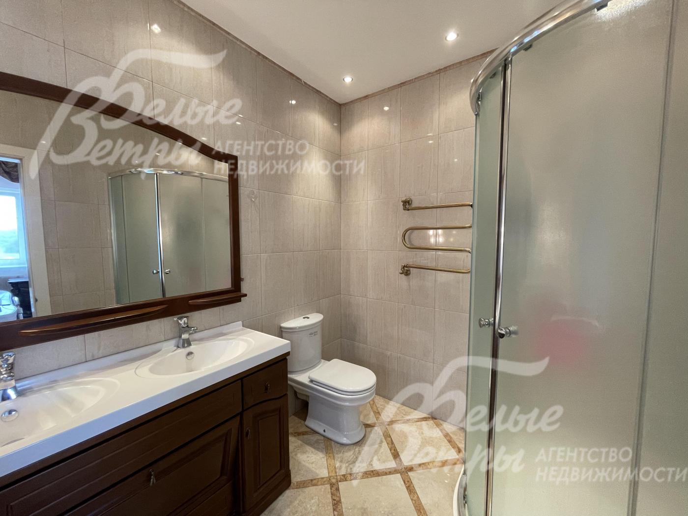 Санузел с душевой в мастер-спальне