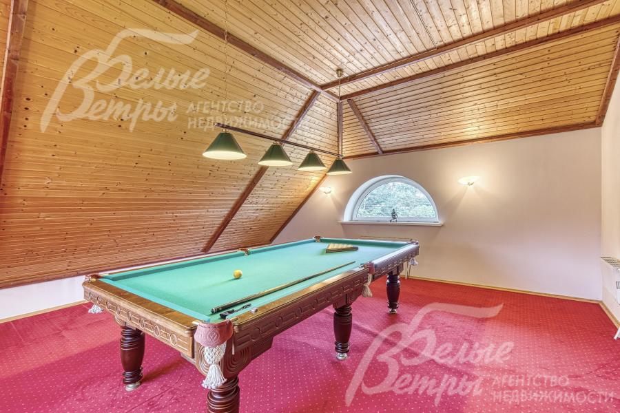 В бильярдной установлен стол для русского бильярда