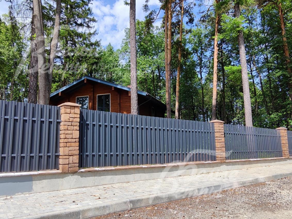 Фасадный забор в едином стиле установлен