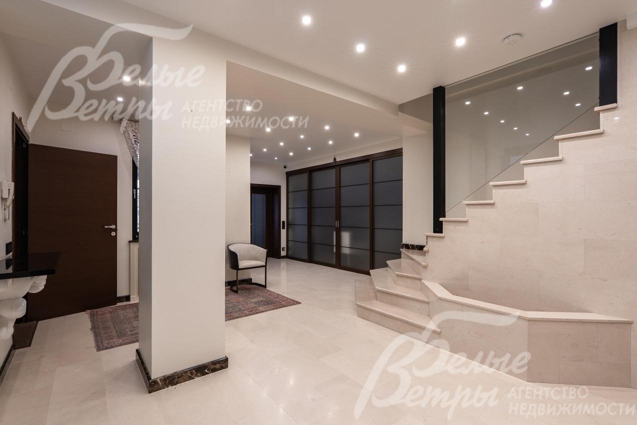 Лестница отделана мрамором