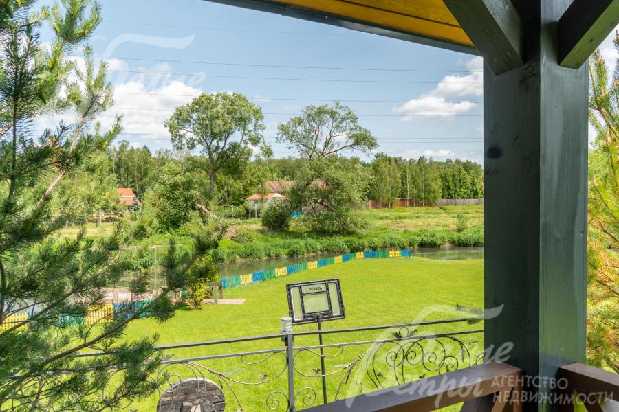 С беседки открывается живописный вид берег реки и на площадку для отдыха