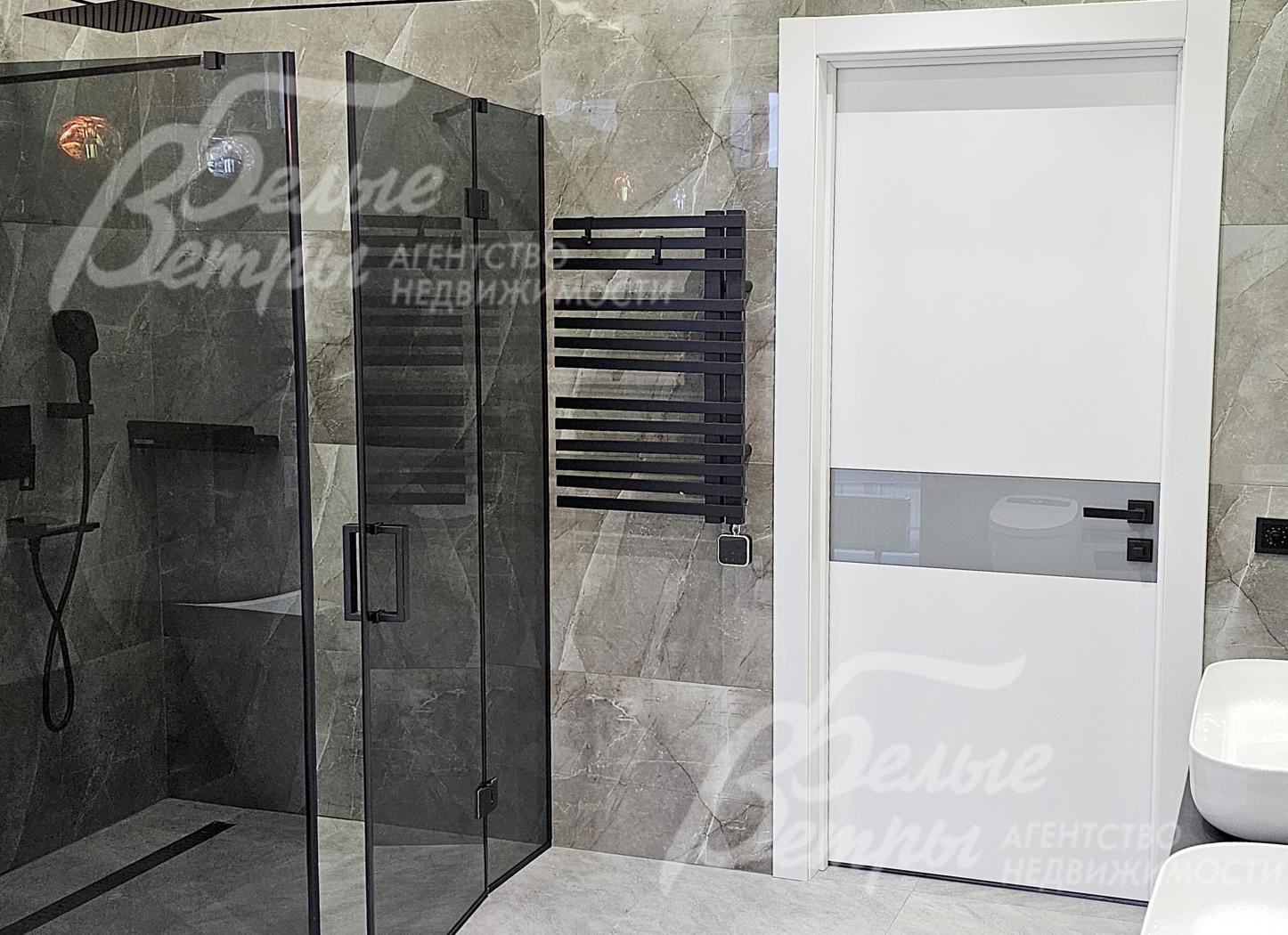 В санузле при мастер-спальне - комфортная душевая с сантехникой чёрного цвета