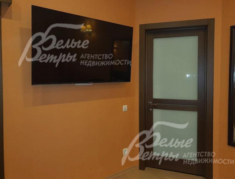 В главной спальне телевизор с диагональю 55 дюймов