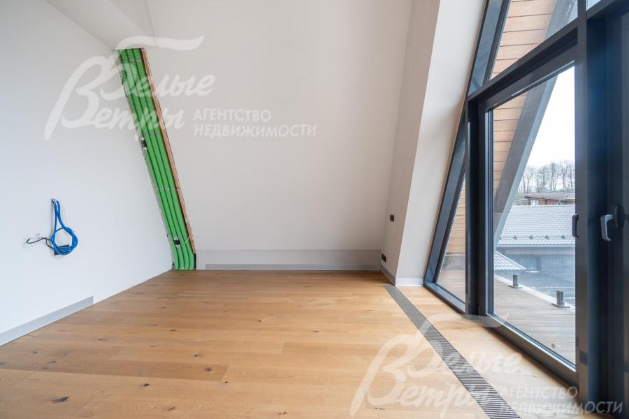 Спальня на втором этаже: окно без подоконника, доходит до уровня встроенных конвекторов в полу