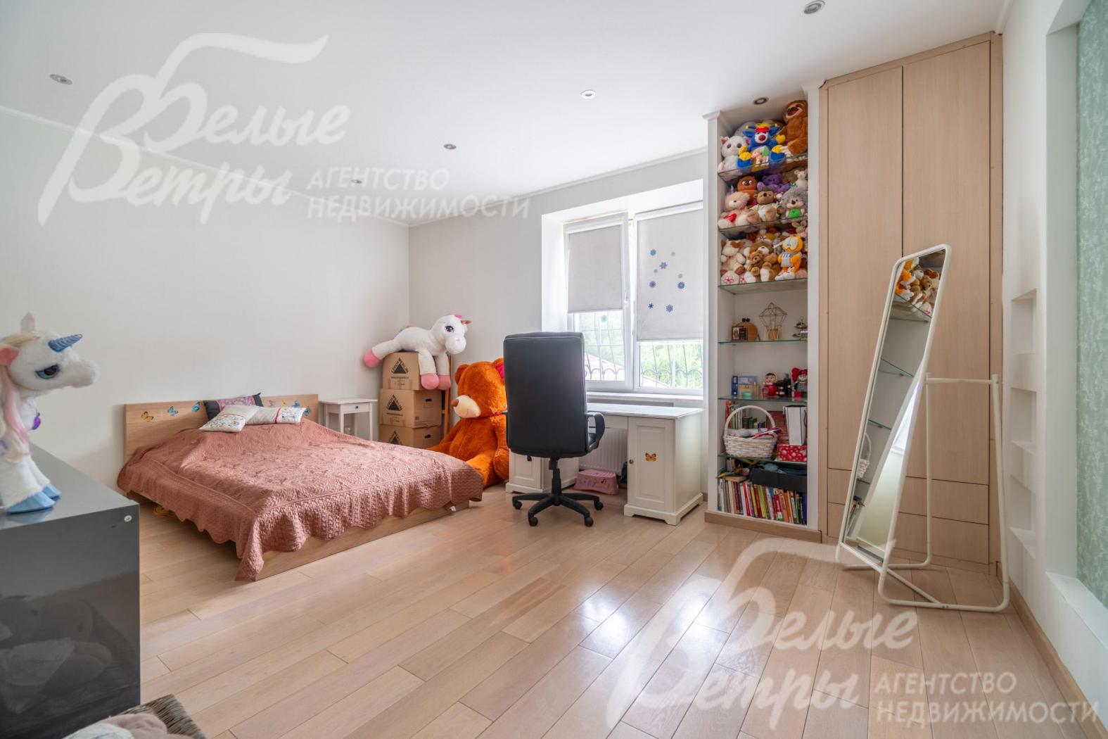 Спальня на втором этаже со спальным гарнитуром и рабочим местом у окна