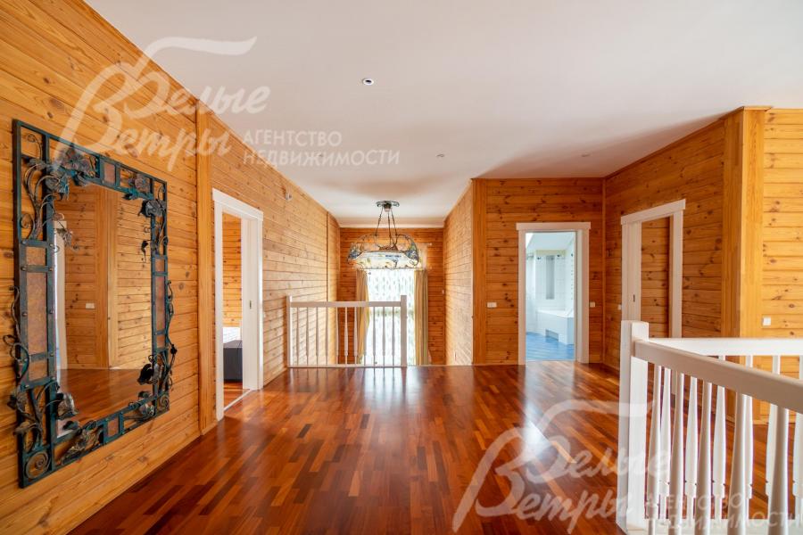 Холл второго этажа в основном доме украшает зеркало ручной работы