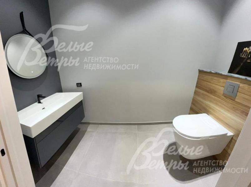 Санузел первого этажа с душевой: во всех санузлах - импортная сантехника