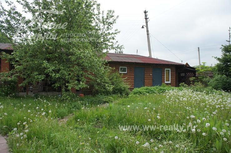 Лесной участок, вид на гараж с хозблоком