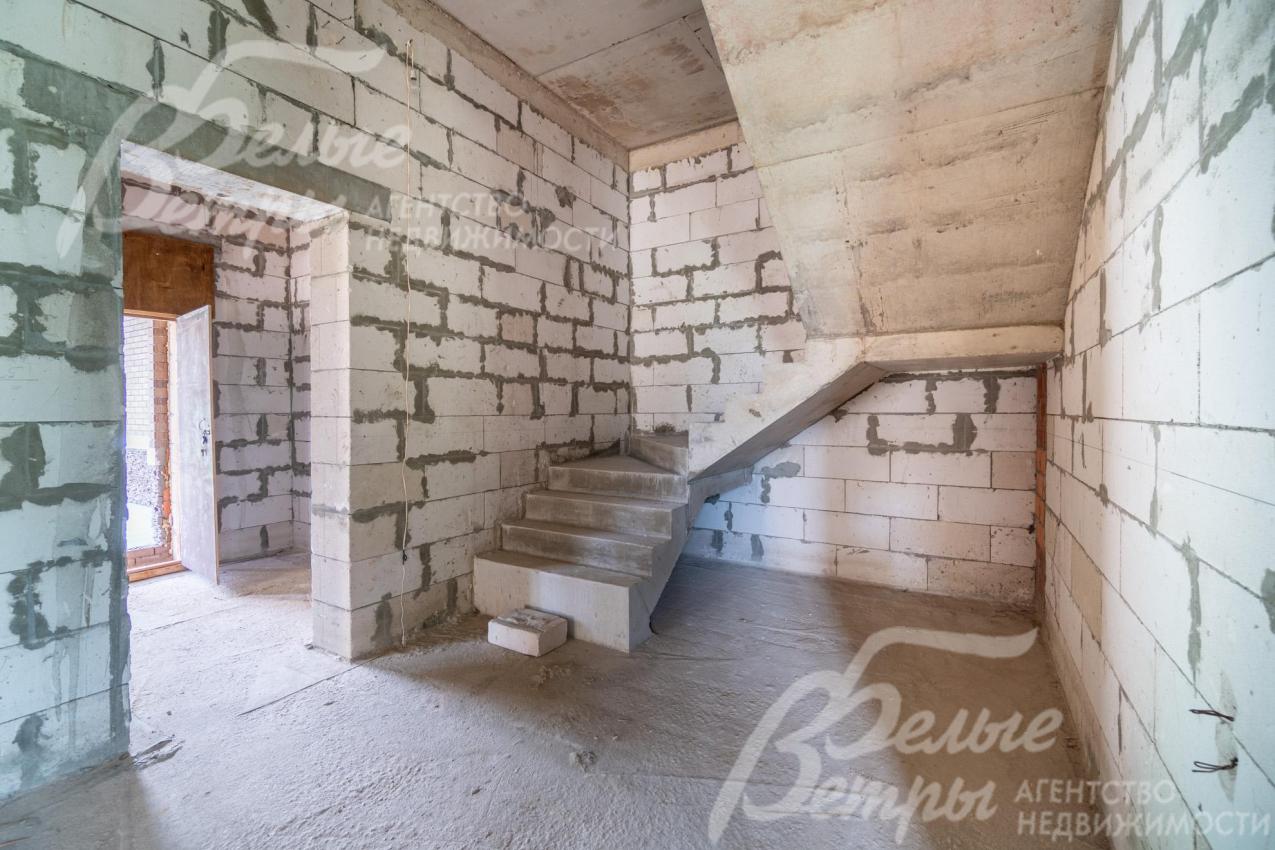 Установлена железобетонная лестница, ведёт из холла на второй этаж