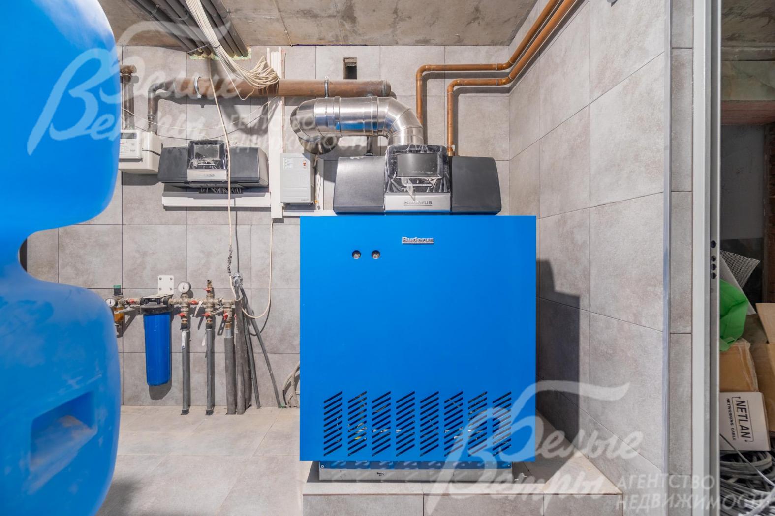 Котельная на цокольном этаже оборудована напольным котлом Buderus, бойлером Reflex, установлена многоступенчатая система очистки воды Экодар